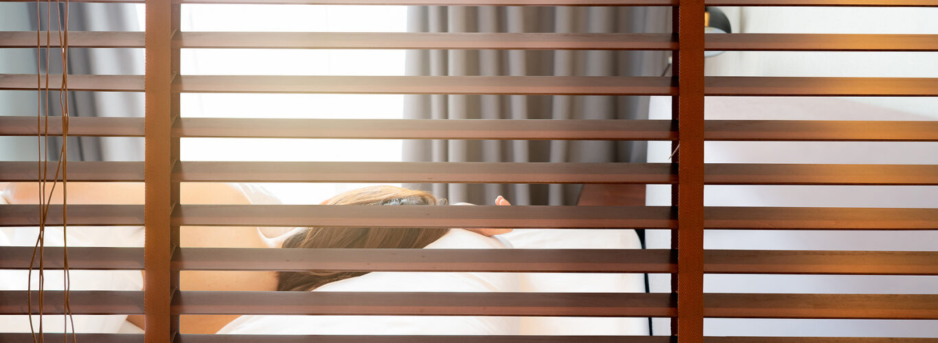 Solid window shutters - Blackout curtain between bathroom and bedroom